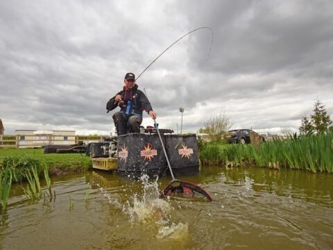 Feeder ribolov - Vodič za početnike i napredne ribolovce feeder ribolovac s feeder štapom i hranilicom tijekom ribolova na rijeci
