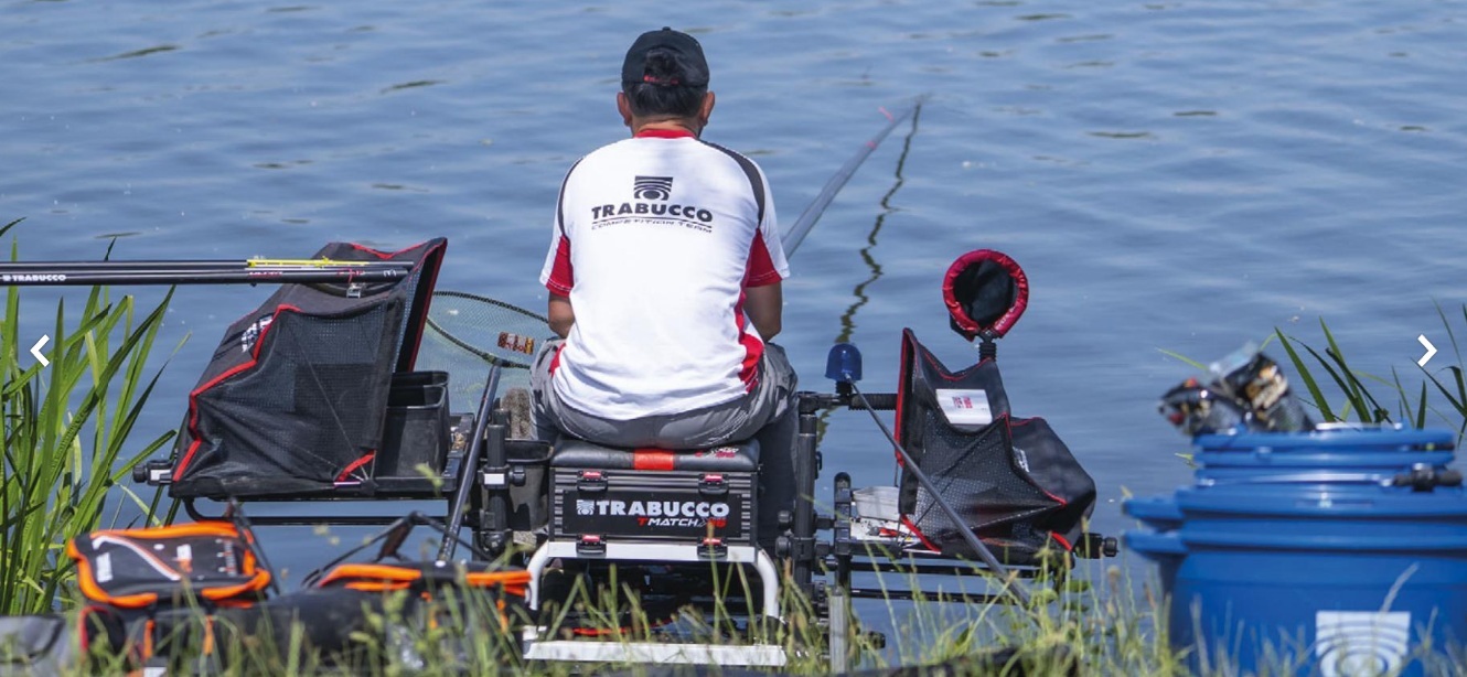 Natjecateljski ribolov na jezeru pole tehnikom tijekom pripreme hranjenja